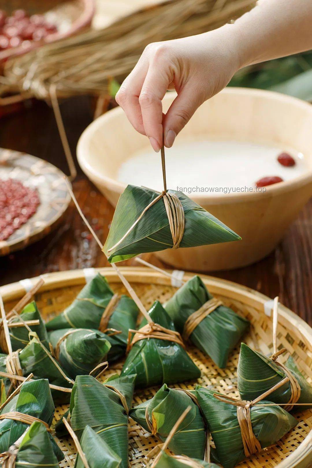 端午节艾叶煮鸡蛋VS传统保健方法：扫除寒湿效果大比拼